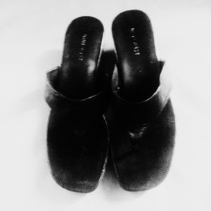 NINE WEST SIZE 9 LIKE NEW GORGEOUS BLACK SANDALS!